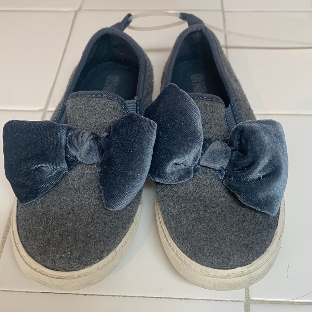 12girls slip on Gymboree sneakers. Grey felt with blue velvet bow.